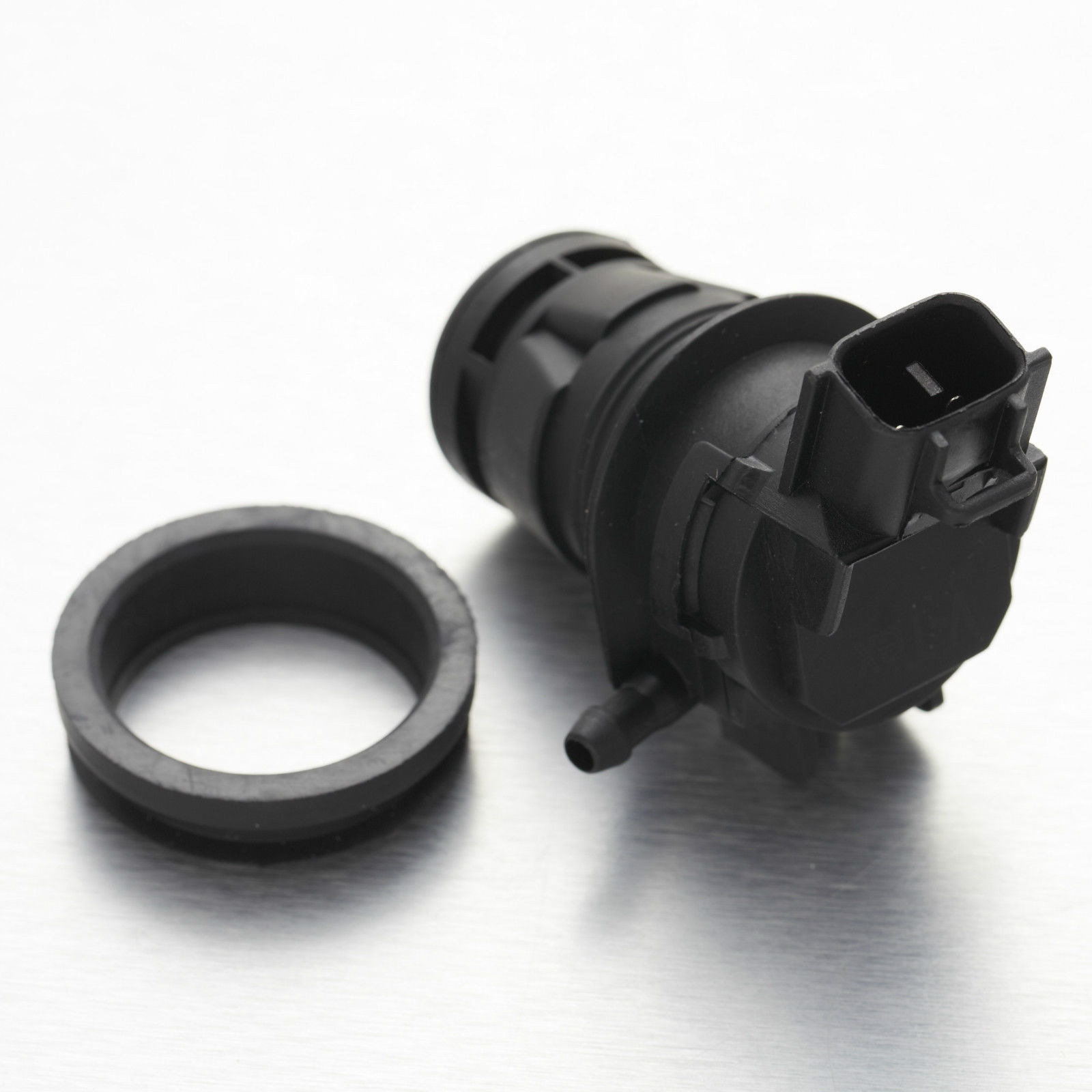 moto bom nuoc rua kinh toyota yaris.JPG